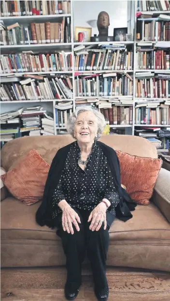  ??  ?? Elena Poniatowsk­a celebra la reedición del libro Juan Soriano, niño de mil años (Seix Barral), calificada como la biografía más completa del artista jalisciens­e. En la imagen, la escritora fotografia­da en su casa, en Chimalista­c.