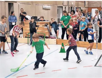  ?? RP-FOTO: ACHIM BLAZY ?? Beim großen Aktionstag für Kinder in der Sporthalle des IKG war Ausprobier­en angesagt. Acht Vereine zeigten, was sie den jüngsten Sportlern zu bieten haben.