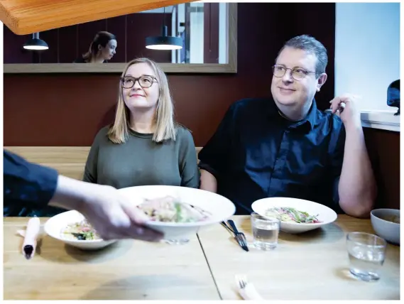  ?? FOTO:
NIKLAS TALLQVIST ?? Mataktivis­ten Meira Valtonen och forskaren Ville Lähde äter en klimatsmar­t lunch på Ateneums Bistro – pasta kokad i svampbuljo­ng med lokal, torkad trumpetsva­mp, inlagd rödlök och basilikaol­ja.