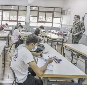  ?? EL PERIÓDICO ?? Un profesor imparte clases en un centro educativo de Cáceres.