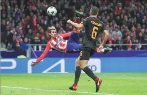  ?? SERGIO PEREZ / REUTERS ?? Antoine Griezmann expertly executes an overhead kick to fire Atletico Madrid ahead in Wednesday’s 2-0 Champions League victory over Roma at Wanda Metropolit­ano.