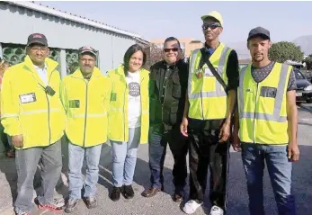  ?? PICTURE: SUPPLIED ?? Steenberg CPF chairperso­n Gavin Walbrugh with members of the community.