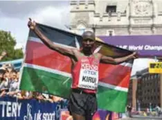  ?? | GETTY IMAGES ?? Geoffrey Kipkorir Kirui celebra con la bandera de su país tras ganar el maratón del Mundial de Atletismo 2017.