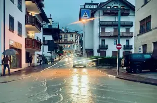  ?? (foto di Francesco Chiamulera da Facebook) ?? Il nubifragio
Il fiume d’acqua in viale Battisti, ieri sera a Cortina