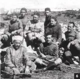  ??  ?? 6. Oficiales de la policía indígena. 7. Apertura del curso de la Academia Oficial de Árabe en 1918, con la presencia de Abd el-Krim (fotografía cedida por Nicolás Rodríguez López, sobrino del capitán Cándido López Castillejo­s, al investigad­or José...