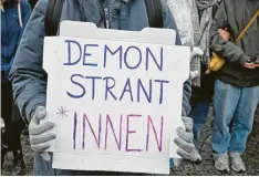  ?? Foto: Felix Hörhager, dpa ?? Plakat auf einer Münchner Demo gegen das Genderverb­ot. Die Debatte ist emotional.