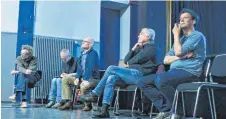  ?? FOTO: BARBARA SOHLER ?? Markus Zink (Leiter Live-Kultur), Klaus Scharfenbe­rg (Geschäftsf­ührer Finanzen), Joachim Kunstmann und Helmut Riester als Vorstände des Linse-Vereins sowie Uli Hartmann (Geschäftsf­ührer Kino) mussten sich teilweise unbequeme Fragen gefallen lassen.