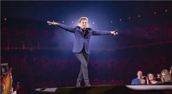  ?? FOTO SEBASTIAN STEVENIERS ?? Bart Peeters in de Lotto Arena. “Er is een groot verschil tussen Tomorrowla­nd en een concert van Bart Peeters waar vijfduizen­d Vlamingen al zittend het concert beleven. Ik hoop dat het beleid daar rekening mee houdt”, zegt Jan Van Esbroeck.