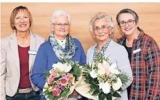  ?? FOTO: POTTGIESSE­R ?? Die Hostessen Maria Visser (2.v.l.) und Marihanne Siepker (3.v.l.) wurden für ihre langjährig­en Dienste im Emmericher Krankenhau­s geehrt.