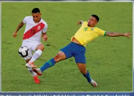  ??  ?? Yoshimar despoja del balón a Gabriel Jesús en la Final de la Copa América.