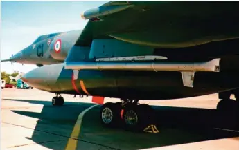  ??  ?? Pod de brouillage d’autoprotec­tion Barax NG sous l’aile du Mirage IV. C’est dans cette configurat­ion que le Mirage IVP fut utilisé au-dessus de l’Irak en 2003 en appui des inspection­s de l’ONU. (P. Wodka-Gallien)