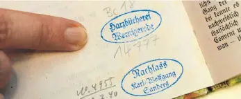  ?? FOTOS: DPA ?? Stempel in Büchern geben wichtige Hinweise auf ihre Herkunft.