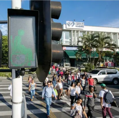  ?? FOTO MANUEL SALDARRIAG­A ?? Con la instalació­n de 32 semáforos dinámicos, Medellín inició era del respeto al transeúnte en la movilidad. ¿Dónde los ubicaron? ¿Cómo funcionan? y ¿qué opiniones generan?