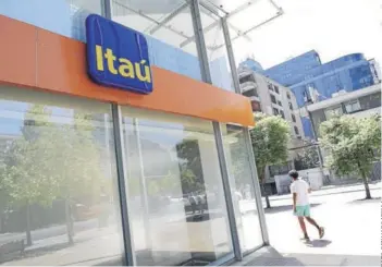  ??  ?? En 2017 subió en 50% el número de clientes que adoptó la aplicación móvil de Itaú.