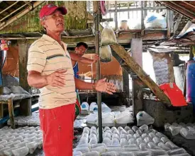  ??  ?? LUCRATIVE Plastic bags of tropical fish await middlemen who sell the catch to aquarium collectors at a markup.