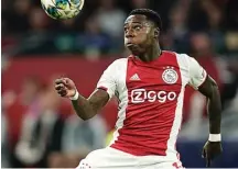  ?? KENZO TRIBOUILLA­RD/AFP ?? BIDIK: Quincy Promes bakal bersanding dengan empat legenda Belanda seandainya membobol gawang Chelsea dini hari nanti.