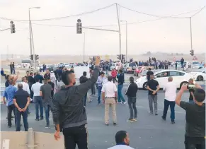  ?? (Yasser Okbi) ?? PROTESTERS BLOCK a road near Shoket junction outside of Beersheba yesterday.