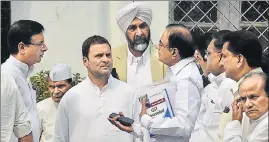  ?? ARVIND YADAV/HT PHOTO ?? Congress vicepresid­ent Rahul Gandhi with P Chidamabar­am (holding books) and party spokespers­on Randeep Singh Surjewala (left), in New Delhi on Monday.