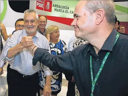  ?? CARLOS BARBA / EFE ?? José Antonio Griñán y Manuel Chaves se saludan durante un congreso del PSOE de Andalucía