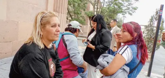  ?? ?? • Silvia, Karina y Jaime son un grupo conocido de personas que esperan a las afueras del Congreso de Coahuila porque salga un diputado o diputadas a la que abordarán para pedirles dinero.