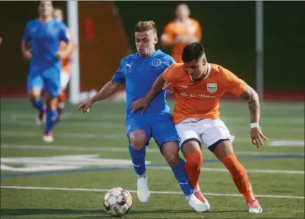  ?? TANIA BARRICKLO — DAILY FREEMAN ?? Stockade FC’s Pedro Espindola, right, and Brooklyn Italians’ Edward Davis vie for the ball during a game on June 26, 2019, at Dietz Stadium in Kingston, N.Y.