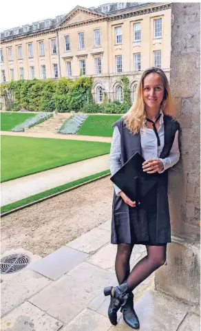  ?? FOTO: CHRISTMANN ?? Tina Christmann macht in Oxford ihren Master. Sie schätzt dort nicht nur die hohe Qualität der Lehre, sondern auch die diskussion­sfreudige Atmosphäre.