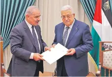  ?? ?? Mohammed Shtayyeh (izq.) presenta su renuncia como primer ministro de la Autoridad Palestina a Mahmood Abás. AFP