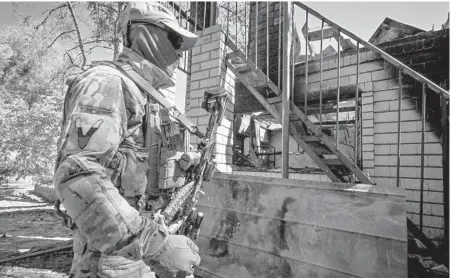  ?? YURI KADOBNOV/GETTY-AFP ?? A Russian solider on patrol Saturday outside the eastern Ukrainian town of Schastia.