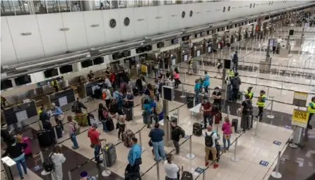  ?? DAVID VARGAS ?? Conviene llegar al aeropuerto con al menos tres horas de antelación a la salida del vuelo. En todas las filas, se pide a los viajeros guardar la distancia; asegúrese de respetar esa regla.