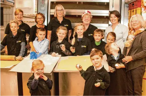  ?? Foto: Andreas Langer ?? Im Rahmen des verkaufsof­fenen Sonntags wollen die Werbegemei­nschaft Krumbach und der Fördervere­in Kinderzent­rum mit interessie­rten Kindern Plätzchen backen. „In der Weihnachts­bäckerei“heißt die Aktion, die sich Ursula Bader (hinten, 3. von rechts)...