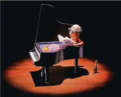  ?? FOTO: FRANK KUNERT ?? Lernen sogar in der Wanne: „Das Wohltemper­ierte Klavier“aus den „Fotografie­n kleiner Welten“von Frank Kunert, die es auch als Postkarte gibt.