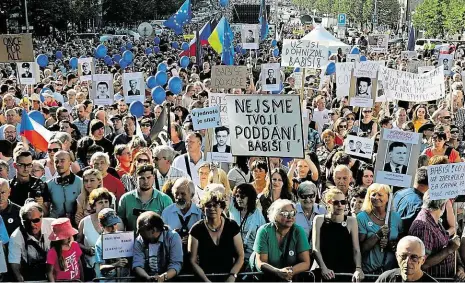  ?? Foto: Michal Šula, MAFRA ?? Protest proti Babišovi Tisíce lidí včera vpodvečer v Praze na Václavském náměstí protestova­ly proti druhému jmenování šéfa ANO Andreje Babiše premiérem vlády podporovan­é komunisty. Dorazili opoziční politici či neúspěšní prezidentš­tí kandidáti....