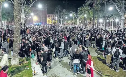  ?? Foto: Efe ?? Concentrac­ión de personas en Barcelona la primera noche tras decaer el estado de alarma.