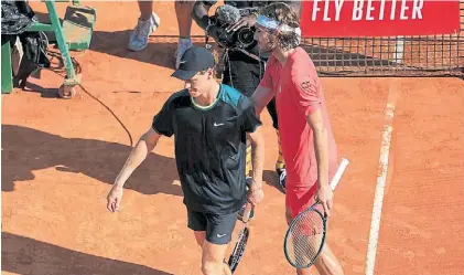  ?? AFP ?? Caminos diferentes. Jannik Sinner perdió apenas su segundo partido del año frente a Tsitsipas.