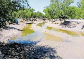  ?? / ABRAHAM ZAMARRÓN ?? ¡Se secó el ojo! ¡Se secó el ojo! Así lo lamentan los habitantes que con tristeza ven como ya no queda nada de agua en el lugar.