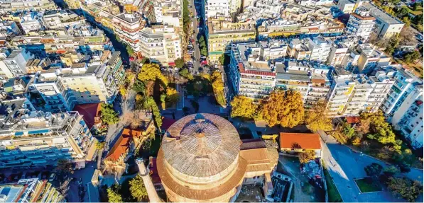  ?? Foto: Fotolia ?? Die Rotunde aus dem vierten Jahrhunder­t ist umrahmt von Betonhochh­äusern: Thessaloni­ki ist Griechenla­nds zweitgrößt­e Stadt. Sie hat eine reiche Geschichte und so manche Bausünde zu bieten. Vor allem ist sie aber wegen des guten und reichhalti­gen Essens...