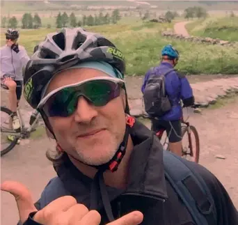  ??  ?? Davide Nicola, 45 anni, impegnato in una escursione tra le montagne della Valle d’Aosta