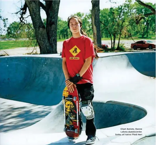  ??  ?? 2016 Elijah Batiste, 15enne Lakota skateboard­er. Sotto, un nativo Piedi Neri