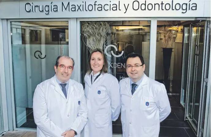  ??  ?? El Dr. Javier González Lagunas, jefe del Servicio Cirugía Oral y Maxilofaci­al y Odontologí­a Hospital Quironsalu­d Barcelona junto al equipo médico