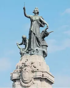  ?? FOTOS: DIEGO DÍAZ ?? 2 República. La simboliza esta figura, que sostiene un laurel, se apoya sobre un arado y pisa una serpiente, obra del belga Jules Lagae. Corona el Monumento a los Dos Congresos.