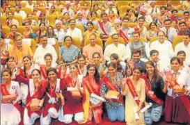  ?? DEEPAK GUPTA/HT PHOTO ?? Chief minister Yogi Adityanath with the meritoriou­s students at an awards ceremony in Lok Bhawan in the state capital on Thursday.