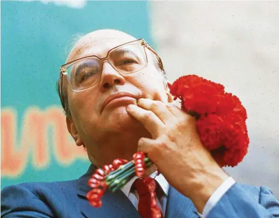  ??  ?? Bettino Craxi, all’anagrafe Benedetto Craxi, è nato a Milano il 24 febbraio
1934 ed è morto ad Hammamet, in Tunisia, il 19 gennaio 2000. Presidente del Consiglio dal 4 agosto 1983 al 17 aprile 1987, è stato leader del Psi