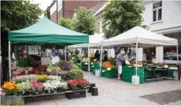  ?? FOTO: LENA RUSTAN FIDJESTAD ?? Blomsterfo­rhandleren, og frukt- og grønnsakfo­rhandleren i Gyldenløve­s gate, kommer på Torvet fra 14. august.