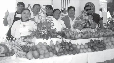  ??  ?? OFERTA. La variedad de frutas que se promociona­ron en esta feria realizada en Otavalo.