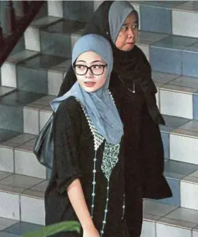  ?? MUHAMMAD HATIM AB MANAN
PIC BY ?? Vocational college graduate Nur Farahanis Ezatty Adli was fined RM70,000 by the Sessions Court in Ayer Keroh, Melaka, last month for offering dental services without a licence. It was reported that the bogus dentist had learnt her ‘orthodonti­c’ skills...