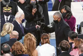  ?? Kevin Dietsch / Getty Images ?? Joe Biden greets former President Barack Obama during Wednesday’s inaugurati­on.