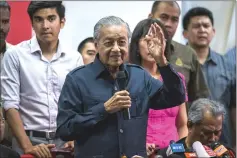  ??  ?? Dr Mahathir addresses members of the media at Yayasan Selangor. — Bernama photo