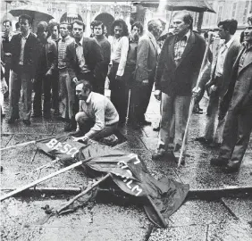  ??  ?? Brescia ferita
Le immagini di piazza della Loggia dopo e prima l’esplosione