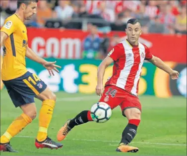  ??  ?? PRESIÓN. Borja García trata de arrebatarl­e un balón a Gabi durante el Girona-Atlético de la jornada 1.