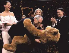  ?? FOTO: RALF HIRSCHBERG­ER ?? Berlinale-Direktor Dieter Kosslick (Mitte) hat zum Abschied von Mitglieder­n der Jury – Juliette Binoche, Trudie Styler und Sebastian Lelio (von links) – einen Bären bekommen.